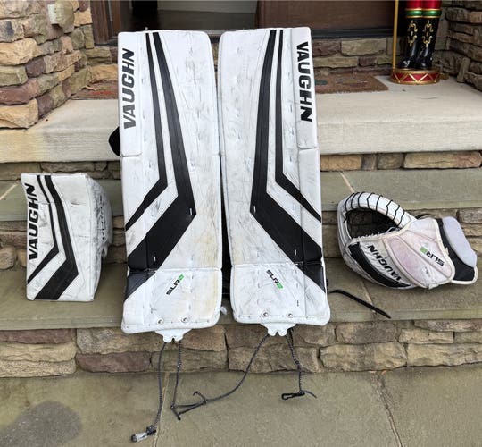 35" 2019 Vaughn Ventus SLR2 Goalie Leg Pads + Glove and Blocker (senior) (Used)