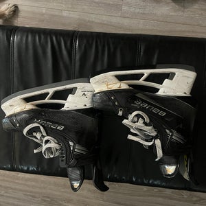 2023 Bauer Vapor Hyperlite 2 Hockey Skates Regular Width 6 (Used)