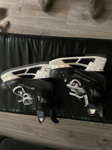 2023 Bauer Vapor Hyperlite 2 Hockey Skates Regular Width 6 (Used)