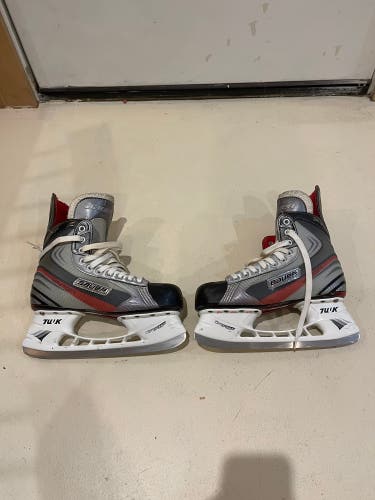 2011 Bauer Vapor X4.0 Hockey Skates Regular Width 8 (Used)