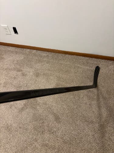 Intermediate Bauer Vapor Hyperlite 2 Left Hand Hockey Stick P28M 65 Flex Pro Stock (Used)