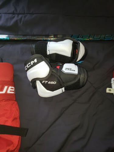 Junior Medium CCM JetSpeed FT680 Elbow Pads (Used)