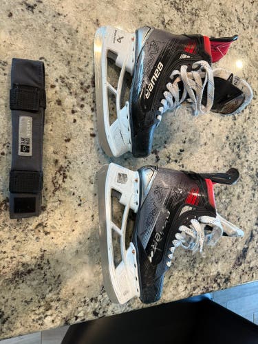 2023 Bauer Vapor X5 Pro Hockey Skates 7.5 (Used)