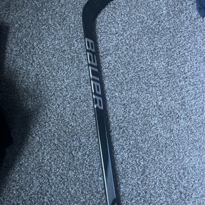 Porto 2 mystery mini Youth Bauer Mystery Mini 2025 Right Handed Hockey Stick 30 Flex (New)