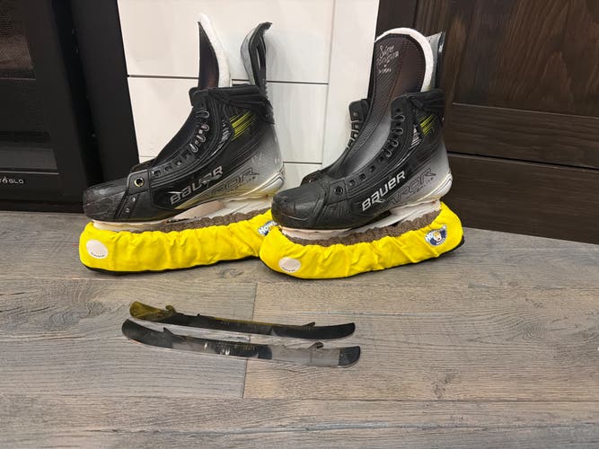 2023 Bauer Vapor Hyperlite 2 Hockey Skates Regular Width 6 (Used)