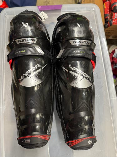 Intermediate Bauer Vapor Fly 40 14" Shin Pads (Used)