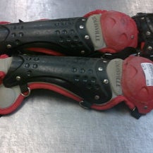Used Louisville Slugger SHINGUARDS Catchers Leg Guards Red Youth 11339-S000197339