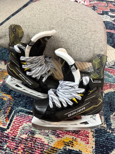 2024 Bauer Supreme M40 Hockey Skates Regular Width Size 2 (Used)