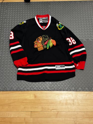 Chicago Blackhawks autographed Black XXL Men's Reebok Jersey (Used)
