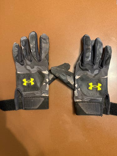Large Under Armour clean up Batting Gloves (Used)