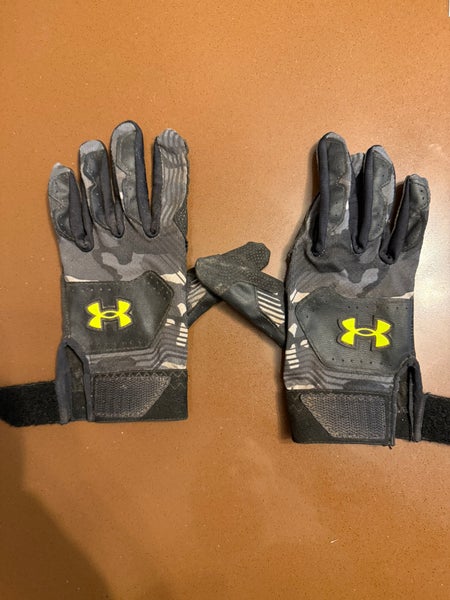 Large Under Armour clean up Batting Gloves (Used)