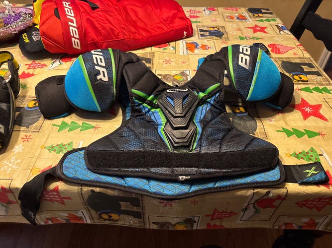 Men's Medium Junior Bauer X Shoulder Pads (Used)