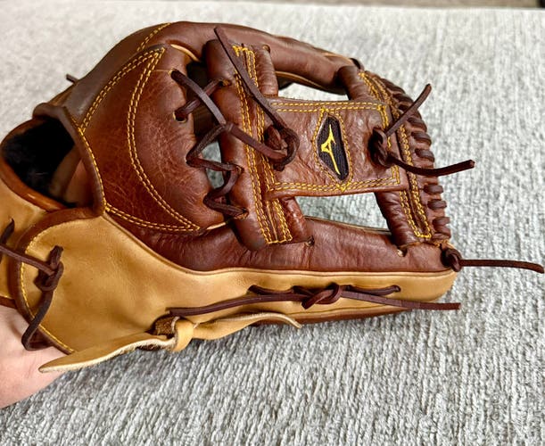 Mizuno Classic Pro Soft RH Infield Baseball Glove 11.75" (Used)