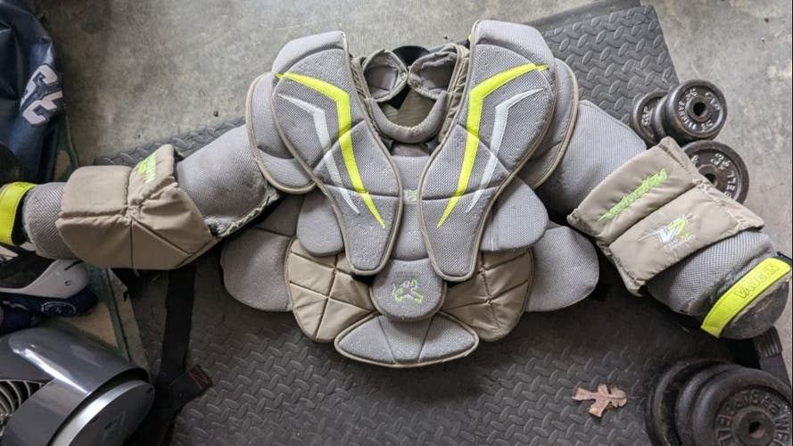 Small Vaughn Velocity V7 XF Pro Carbon Goalie Chest Protector (Used)