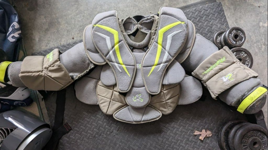 Small Vaughn Velocity V7 XF Pro Carbon Goalie Chest Protector (Used)