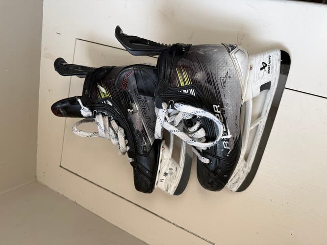 Bauer Vapor Hyperlite 2 Hockey Skates 7.5 (Used)