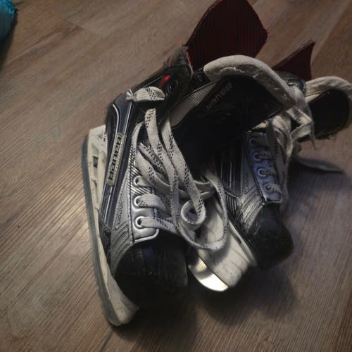 2021 Bauer Vapor X900 Hockey Skates Regular Width Size 4.5 (Used)
