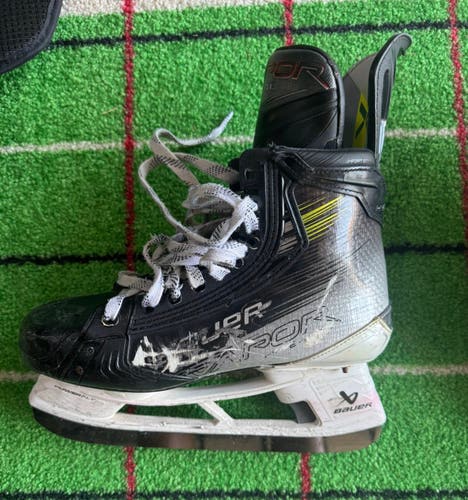 2023 Bauer Vapor Hyperlite 2 Hockey Skates Regular Width 7.5 (Used)
