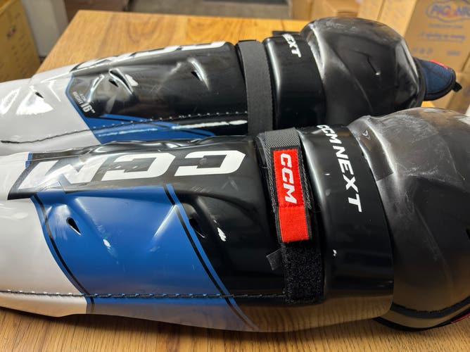 CCM Next - Senior / 16" Shin Pads (like new)