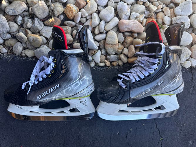 2021 Bauer Vapor Hyperlite Hockey Skates Size 4 (Used)