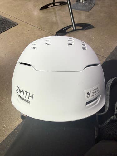 Used Smith Snowsport Helmet Adult White MD 11605-S000211387