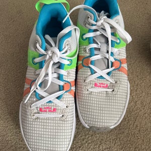 Men's Size M 8.5 (W 9.5) Nike lebron witness 7 Shoes (Used)