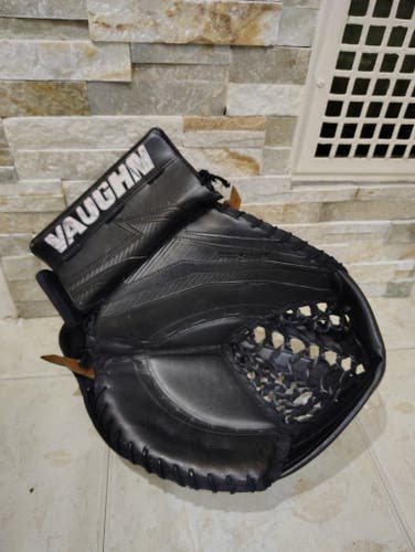 Vaughn Velocity V9 Pro glove with skate lace