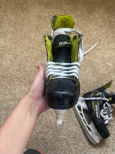 2024 Bauer Supreme M30 Hockey Skates 7.5 (Used)