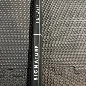 Adult Signature Lacrosse The Player M2 Defense Shaft (Used)
