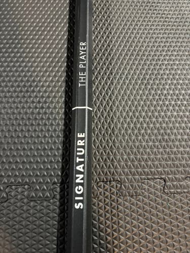 Adult Signature Lacrosse The Player M2 Defense Shaft (Used)