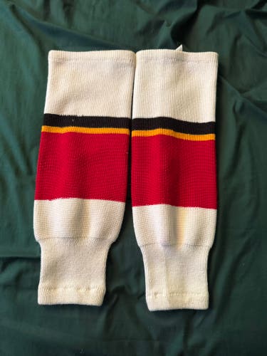 White Youth Small (mites) Knit Socks (Used)