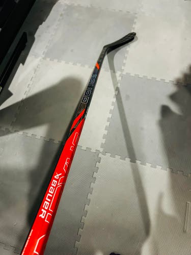 Senior Bauer Tracer RH RED Hockey Stick P92 70 Flex Pro Stock (New)