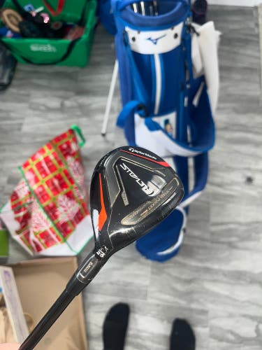 Men's TaylorMade Stealth Right Handed Hybrid Regular Flex 5H (Used)