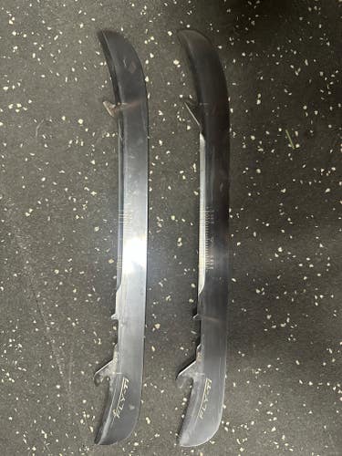 2025 Bauer Vapor Flylite Hockey Skates Regular Width 8 (Used)