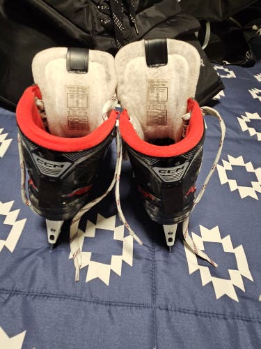 2024 Hockey Skates Regular Width Size 1 (Used)