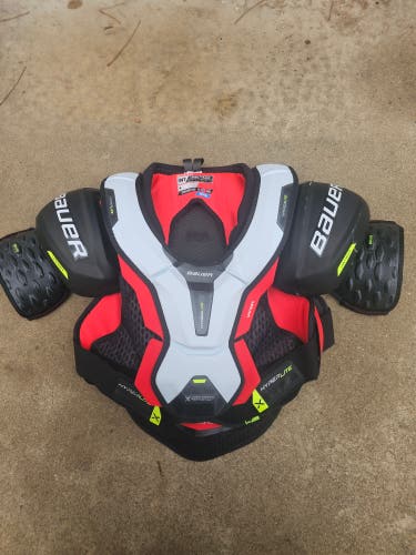 Large Intermediate Bauer Vapor Hyperlite Shoulder Pads (Used)