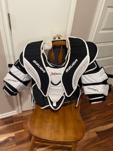 Large Bauer Vapor X900 Goalie Chest Protector (Used)