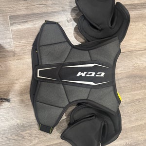 Large Junior CCM Tacks 9550 Shoulder Pads (Used)