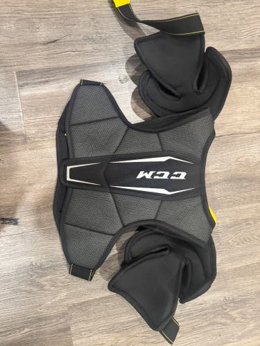 Large Junior CCM Tacks 9550 Shoulder Pads (Used)
