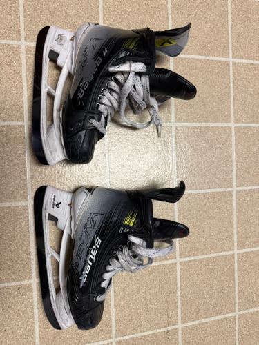 Bauer Vapor Hyperlite 2 Hockey Skates Regular Width Size 5 (Used) & Extra Bauer Fly-Ti blades