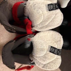 Bauer Hockey Skates Regular Width Size 4 (Used)