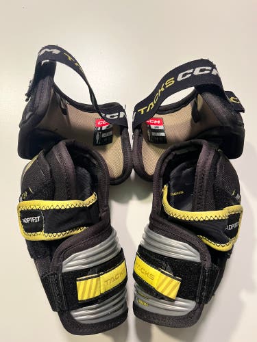 Junior Large CCM Tacks AS-V Elbow Pads (Used)