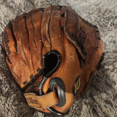 Wilson RH A2505 XXL Softball Glove 13.5" Broken-In Soft leather/ Game ready