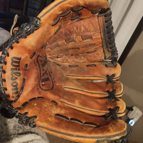 Wilson RH A2505 XXL Softball Glove 13.5" Broken-In Soft leather/ Game ready