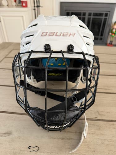 Medium Bauer Re-Akt 150 Helmet (Used)