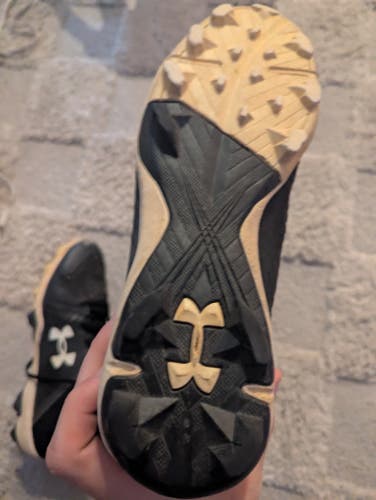 Black Kid's Size M 7.0 (W 8.0) Youth Under Armour Low Top Turf Cleats (Used)