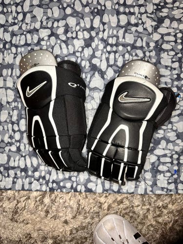 Nike Quest 2 Gloves 12" (Used)