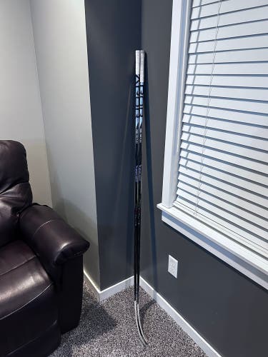 Intermediate Bauer Vapor Hyperlite 2 Right Handed Hockey Stick P28 65 Flex (Used)