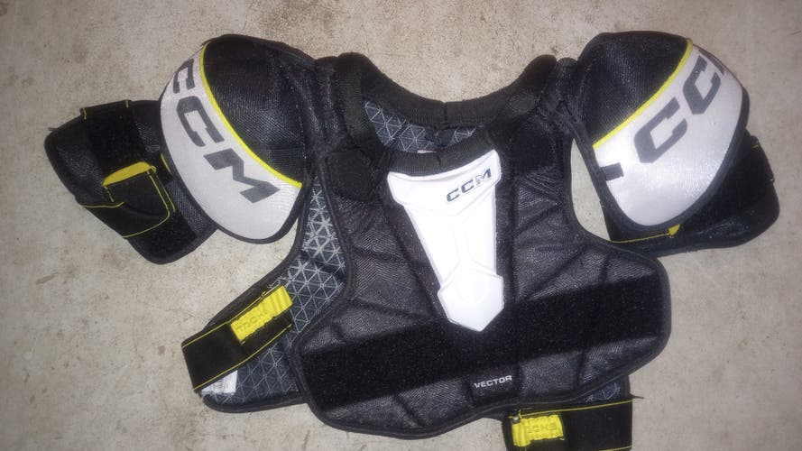 Small Junior CCM Vector Shoulder Pads (Used)