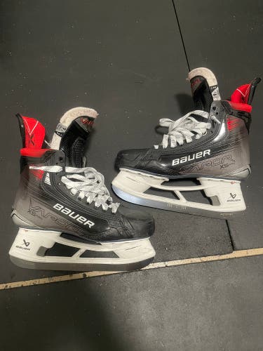 2023 Bauer Vapor X5 Pro Hockey Skates Regular Width 9.5 (Used)